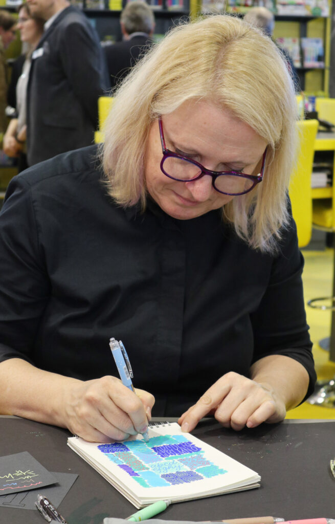 Immer einen Besuch wert: Der Stand von Online, an dem Andrea Wunderlich die Produkte mit vielfältiger Kalligraphie vorführt.