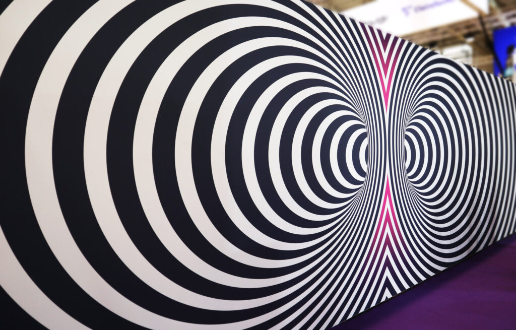 Selfie-Spot oder doch nur eine optische Täuschung? Die Außenwand des Messestandes war für manche schwer anzusehen.