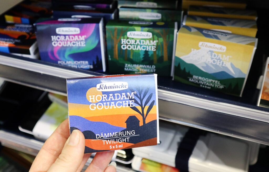 Plakativ gestaltete Kartons für die Gouache-Sets von Schmincke.