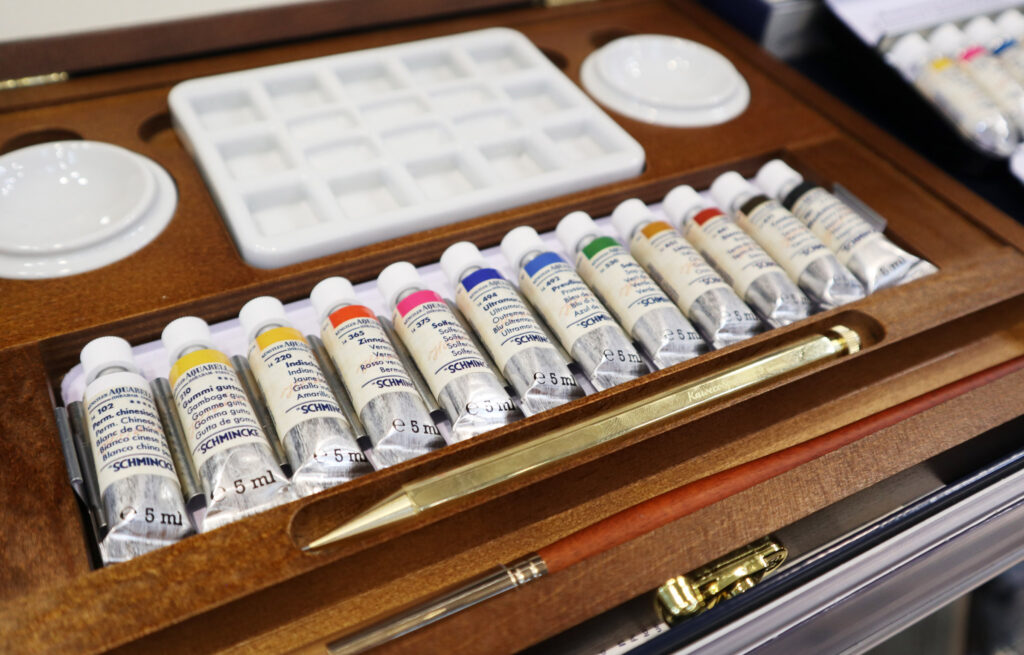 Der Holz-Luxus-Kasten aus der Retro-Serie von Schmincke mit Farbtuben, Druckbleistift und Pinsel.