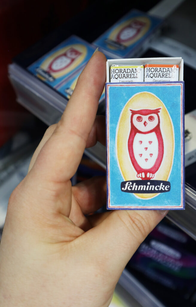 Unheimlich süß: sechs halbe Näpfe in einer Art Streichholzschachtel mit eine schönen Eulen-Illustration