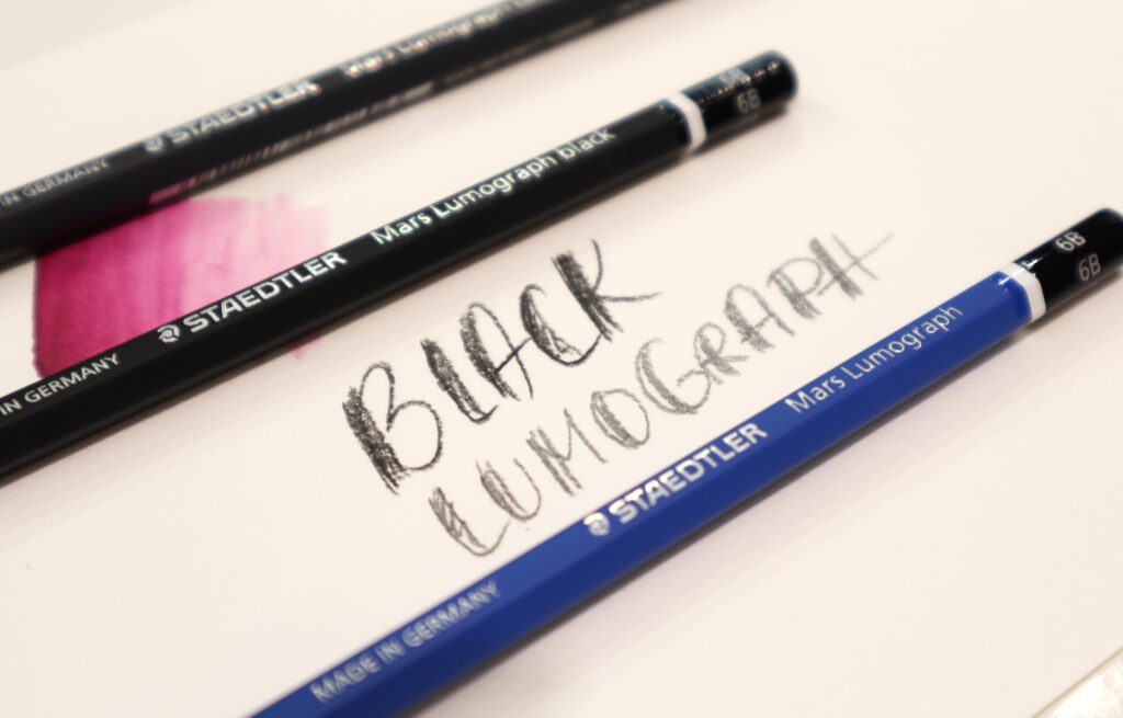 Staedtler Produkte für Kreative: Der Lumograph Colour Aquarell, der Mars Lumogrpah Black und der klassische Bleistift.