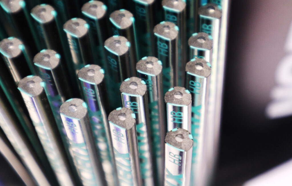 Nicht richtig rund, nicht richtig eckig: Blick auf das Stiftende und die neue Stiftform des Staedtler NORIX soll für ermüdungsfreies Schreiben, Malen und Zeichnen sorgen.