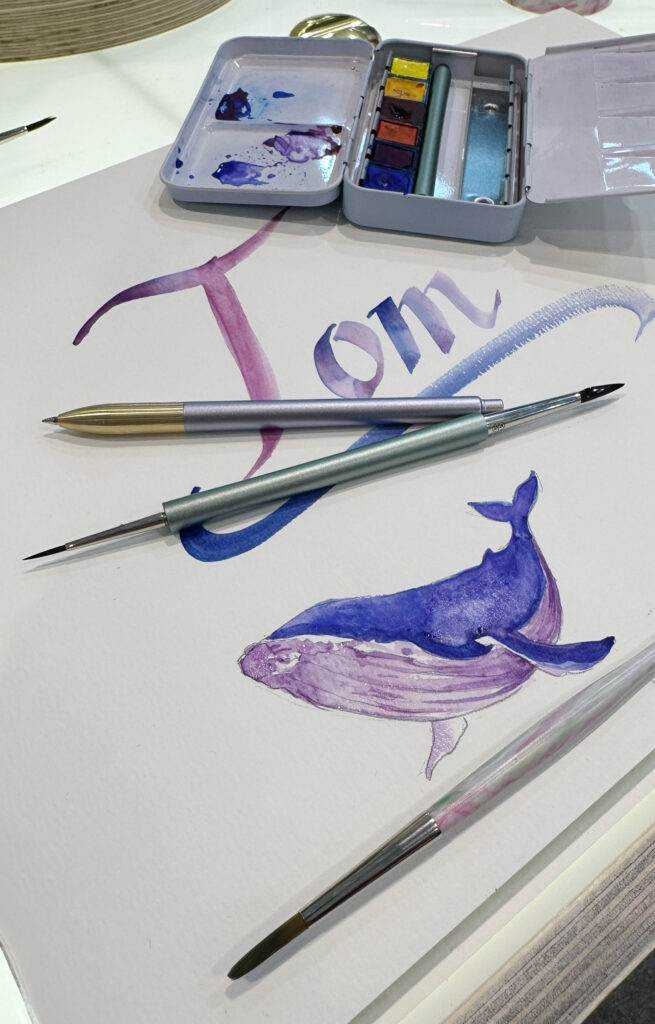 Neu bei Tom's Studio: verschiedene Pinsel und Aquarellfarben in Näpfen aus Ozean-Plastik.