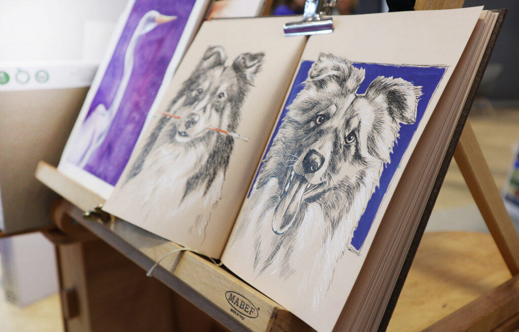 Blick ins Skizzenbuch von Carolin Behnke "Vitas Artworks" und die Tuschzeichnungen ihrer Hunde auf dem Cappuccino-Papier.