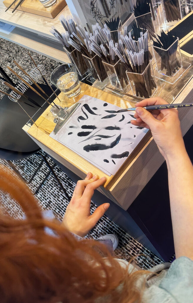 Pinseleigenschaften testen mit dem "magischen Papier" bei Zahn.